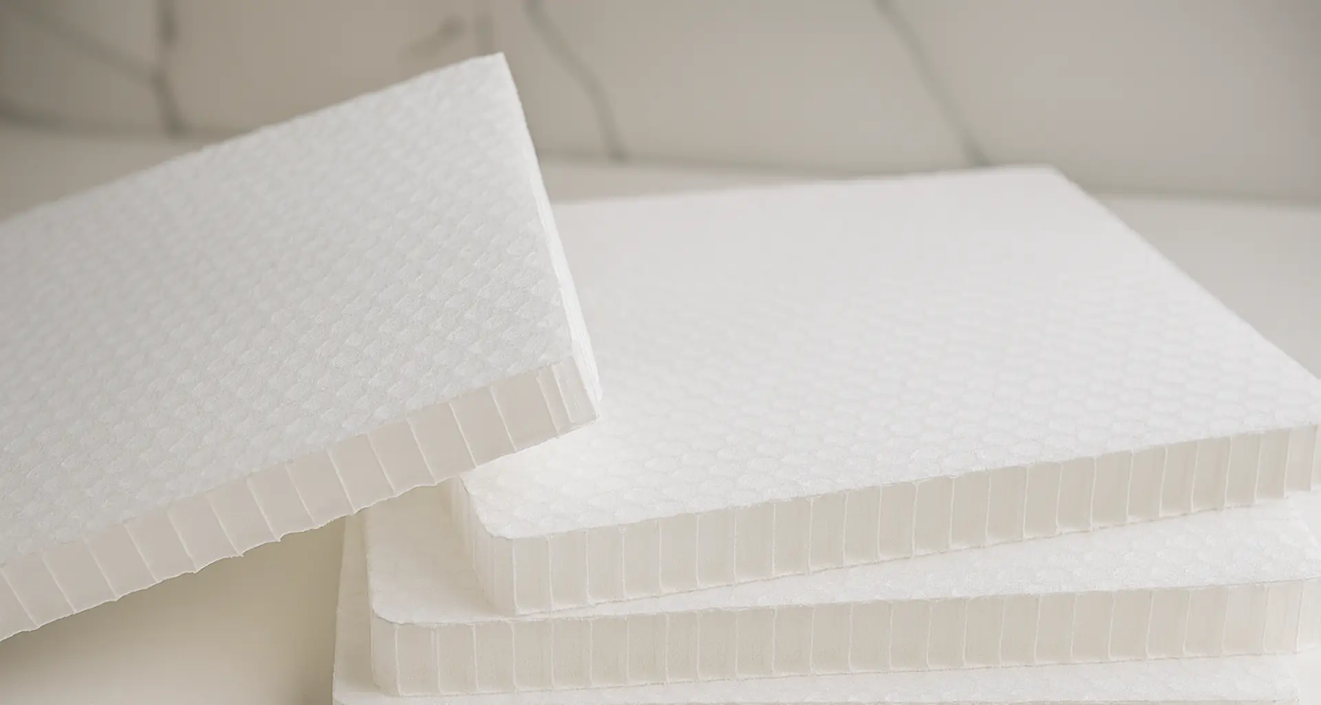 Panel con núcleo honeycomb visto en corte